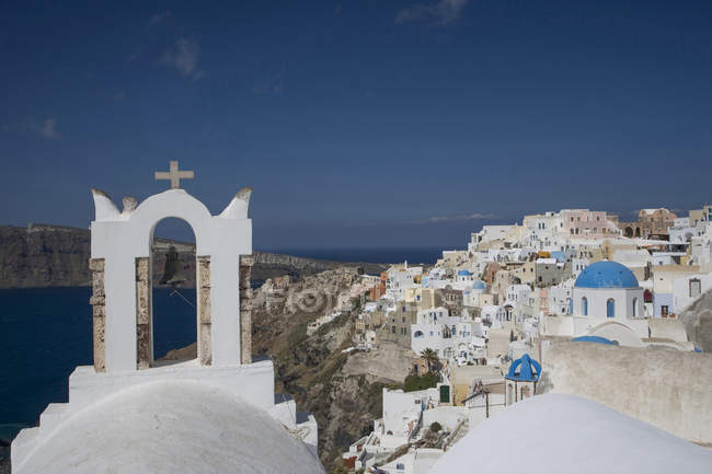 Вид на белоснежную колокольню церкви и город, Ия, Санторини, Киклад, Греция — стоковое фото