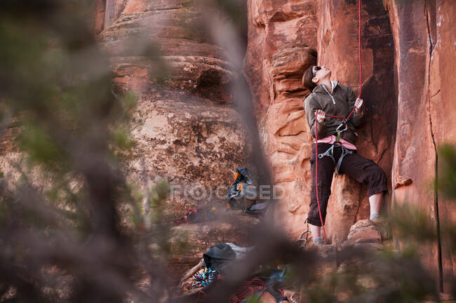 Spotter sosteniendo cuerda escaladores de roca - foto de stock