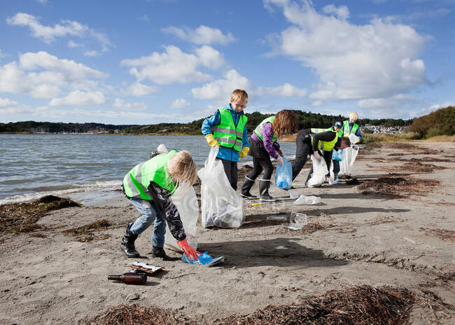Gruppo di lavoratori pulizia spiaggia — Foto stock