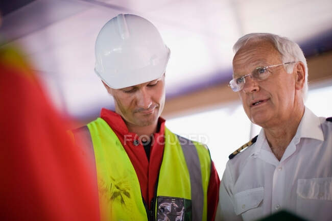 Capitão de um navio falando com os trabalhadores — Fotografia de Stock