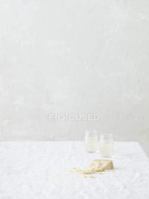 Parmesan und Weißwein — Stockfoto