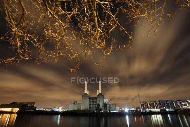 Battersea Power Station y el río Támesis por la noche - foto de stock