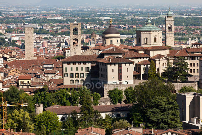 Повышенный вид на здания в городе Бергамо — стоковое фото