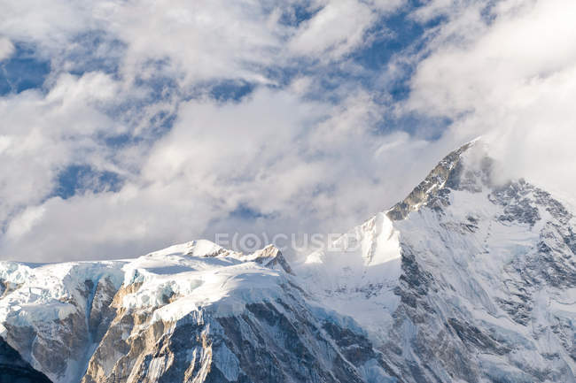 Schneebedeckte Berggipfel und Wolken — Stockfoto
