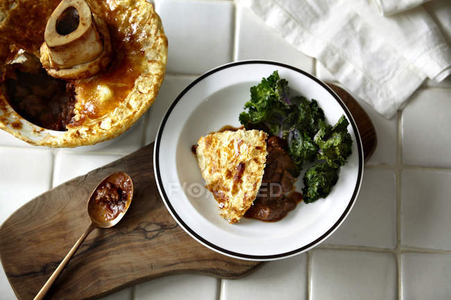 Pot pie and cabbage on chopping board — Stock Photo