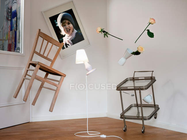 Стул, лампа и стол плавающие в комнате — стоковое фото