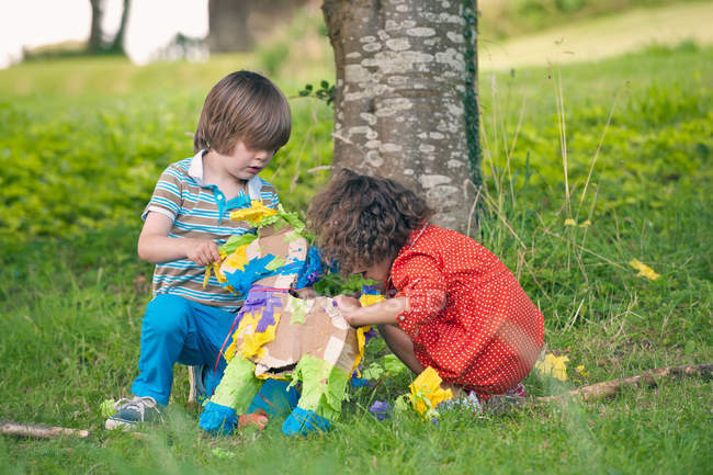 Les enfants ouvrent pinata à la fête — Photo de stock