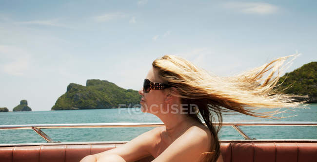 Woman sitting in boat on lake — Stock Photo