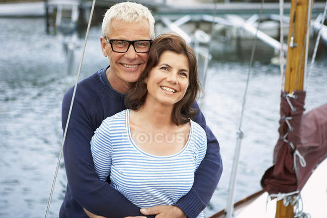 Couple d'âge moyen sur un vieux bateau — Photo de stock