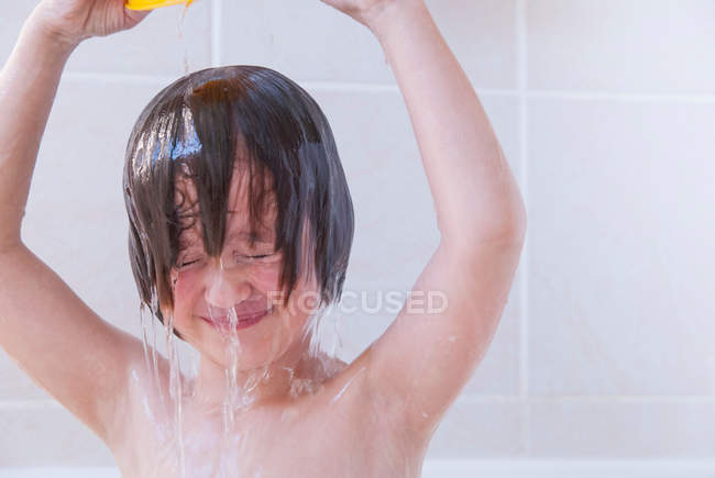 Mädchen wäscht ihre Haare in der Badewanne — Stockfoto