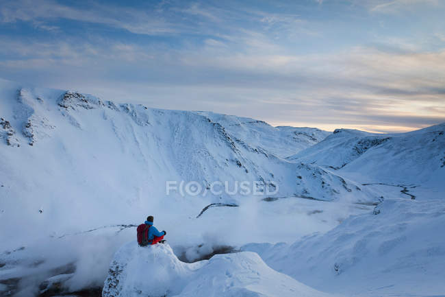 Caminhante descansando acima da fonte termal glacial — Fotografia de Stock
