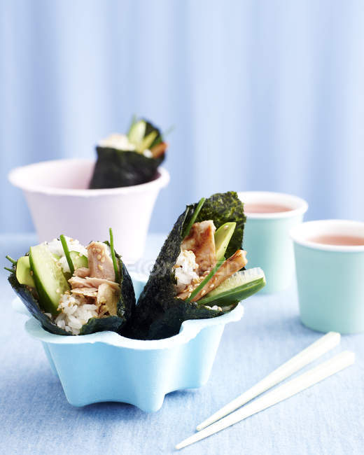 Rollos de sushi en cuencos - foto de stock