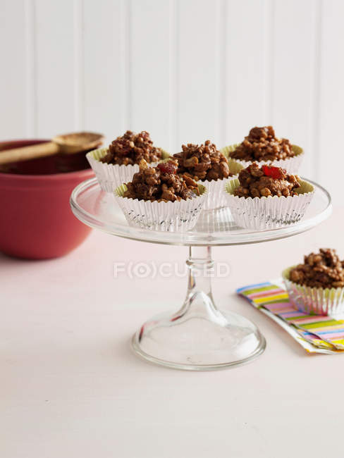 Cupcakes on serving tray — Stock Photo