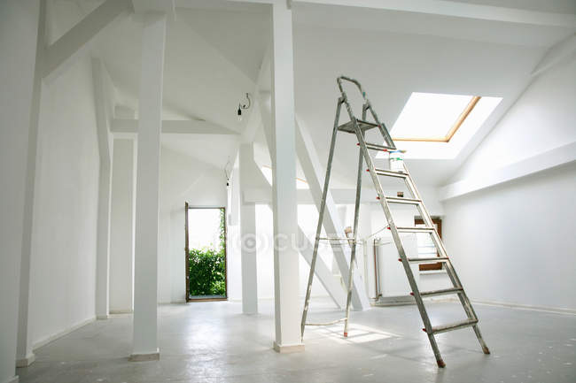 Escada de metal na sala branca vazia — Fotografia de Stock