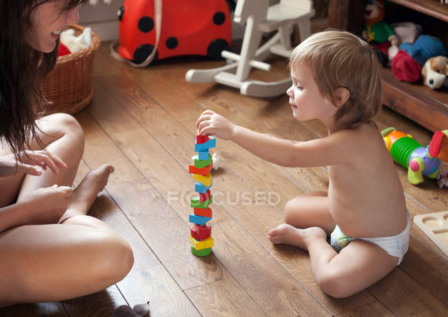 Madre e hijo jugando con bloques - foto de stock
