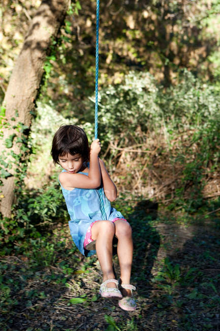 Petite fille sur swing — Photo de stock