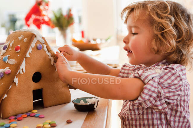 Young boy baking cake house — Stock Photo