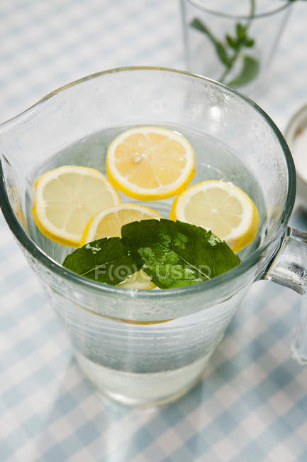 Кувшин лимонной воды — стоковое фото
