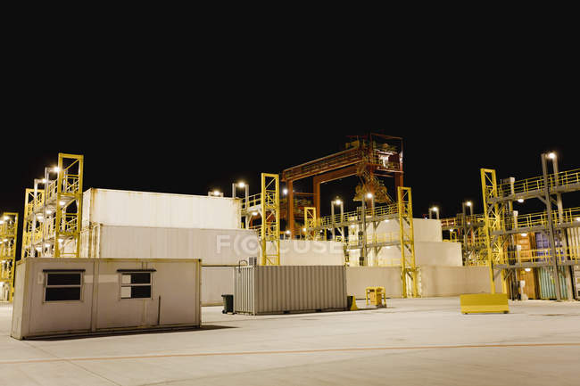 Container und Kräne in der Werft — Stockfoto