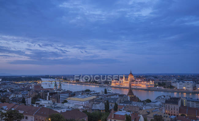 Parlamento sobre el Danubio por la noche - foto de stock