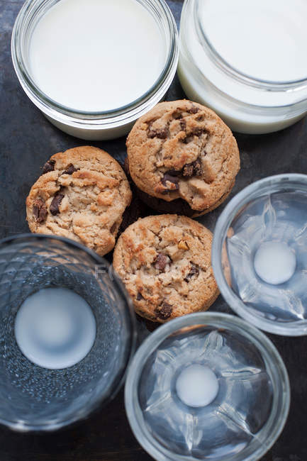 Biscuits aux verres et bocaux de lait — Photo de stock
