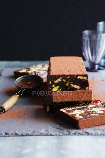 Нарезанный шоколадный торт на борту — стоковое фото