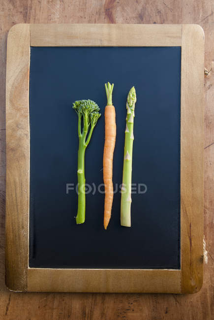Cenoura, brócolis e espargos em quadro-negro — Fotografia de Stock