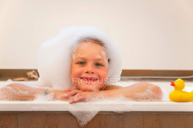 Хлопчик вкритий бульбашками у ванній — стокове фото