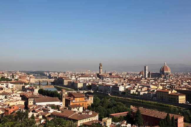 Підвищений вид на Флоренцію міські будівлі на сонячному світлі — стокове фото