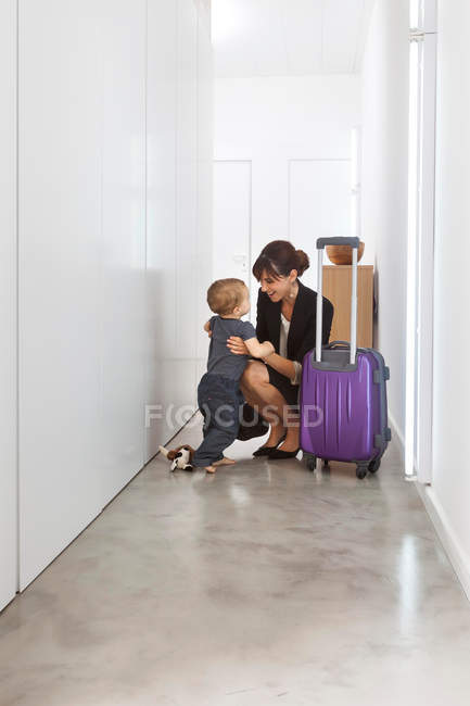 Mãe retornando de viagem de negócios — Fotografia de Stock