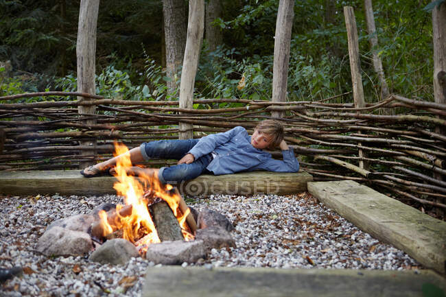Хлопчик розслабляється вогнем на відкритому повітрі — стокове фото