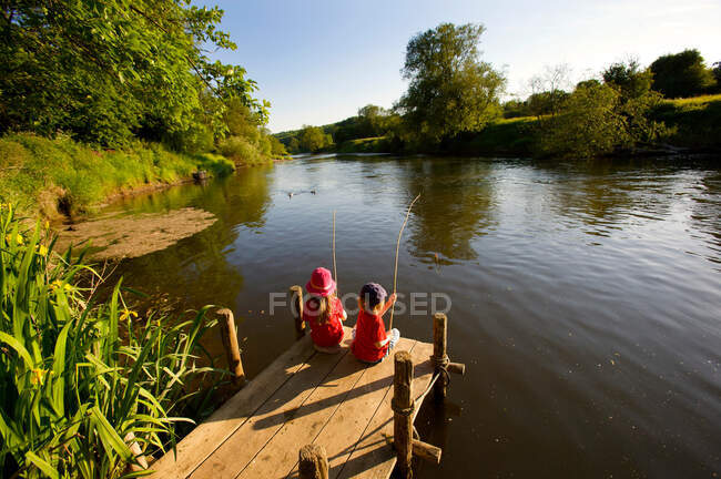 Young girl and boy fishing. — Stock Photo