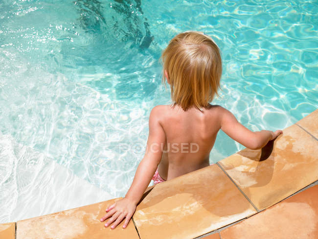 Молодий хлопчик на виступі басейну — стокове фото