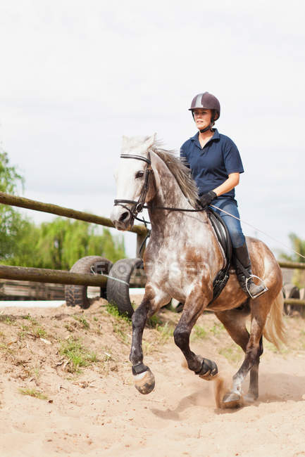 Frau reitet Pferd im Hof, selektiver Fokus — Stockfoto