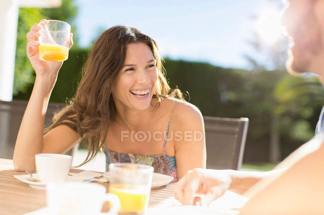 Couple having breakfast outdoors — Stock Photo