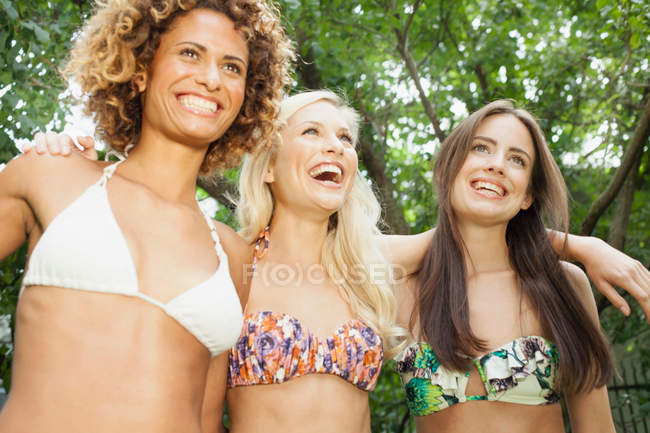 Mujeres sonrientes que usan bikinis - foto de stock