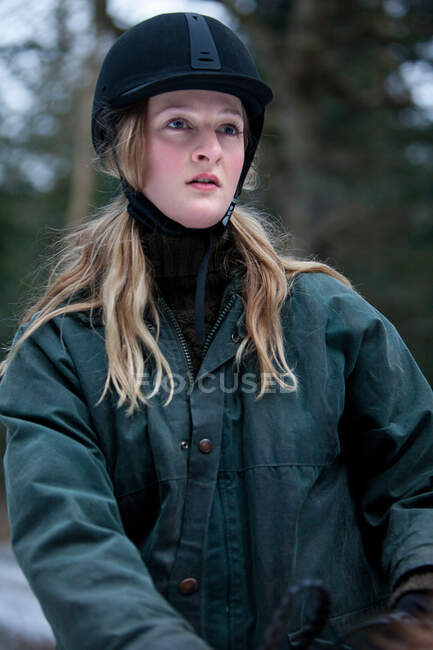 Mulher equitação cavalo ao ar livre — Fotografia de Stock