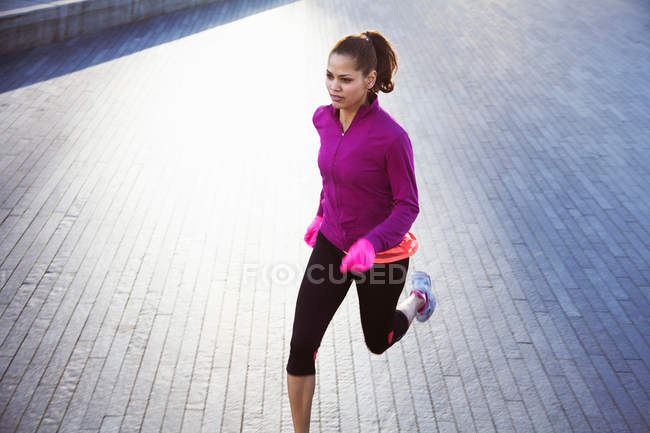 Mujer corriendo en la calle de la ciudad - foto de stock