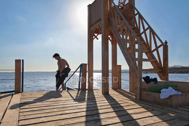 Норвежец надевает гидрокостюм по воде — стоковое фото