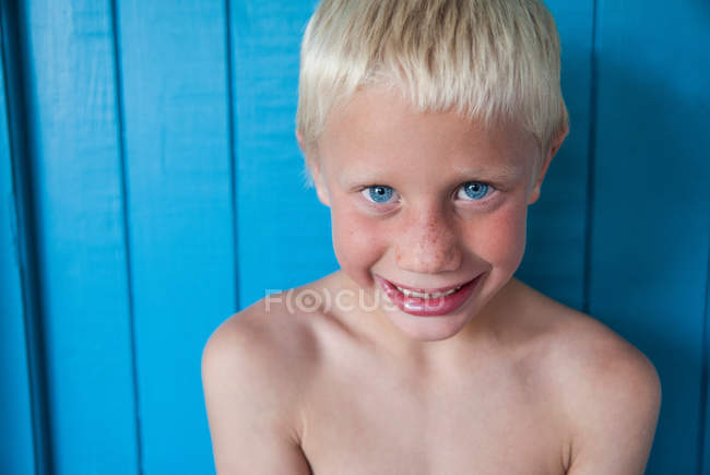Niño con amplia sonrisa mirando a la cámara - foto de stock