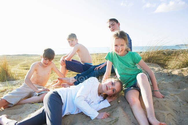 Cinq enfants sur la plage — Photo de stock