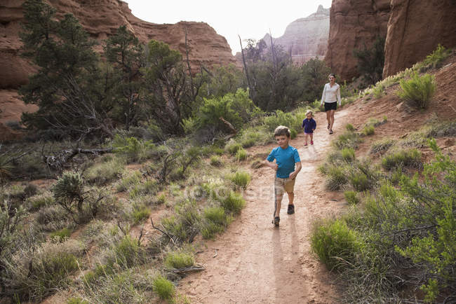 Mãe, filho e filha, caminhadas no Parque Estadual da Bacia de Kodachrome, Utah, EUA — Fotografia de Stock