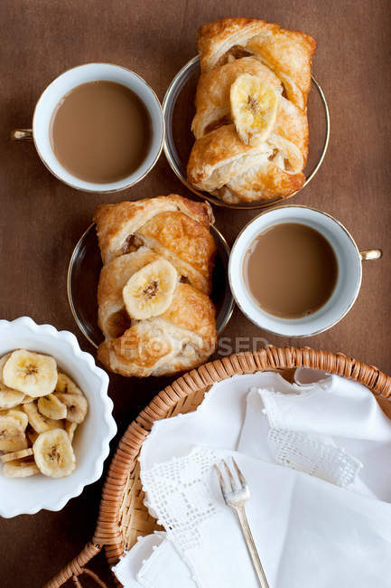 Gebäck mit Banane und Kaffee — Stockfoto
