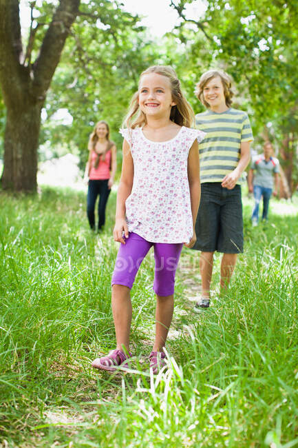 Дети ходят вместе по траве — стоковое фото