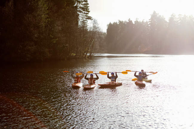 Kayakers tenant des rames sur le lac calme — Photo de stock