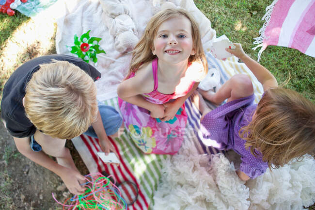Bambini che giocano sulla coperta in cortile — Foto stock