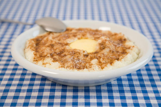 Rice porridge with cinnamon and sugar — Stock Photo