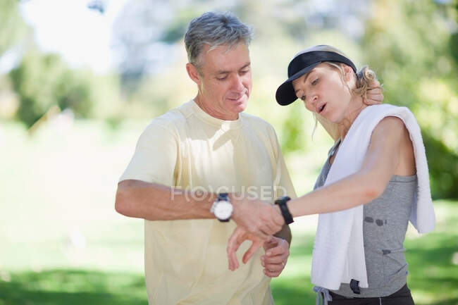 Casal exercitando juntos ao ar livre — Fotografia de Stock