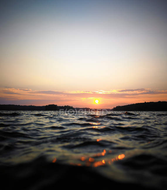 Sole che tramonta sullo skyline — Foto stock