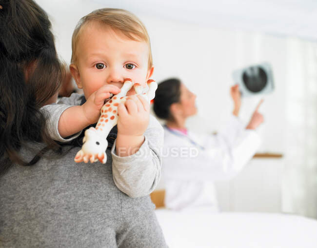 Madre e bambino presso lo studio medico — Foto stock